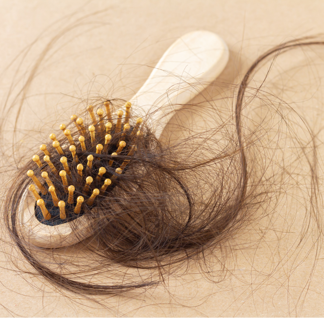 Chute de cheveux: causes et solutions efficaces pour stopper la chute